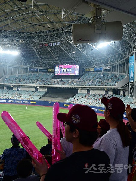 한국 최초이자 유일한 돔구장인 고척 스카이돔의 존재 덕분에 2017년 WBC 1라운드를 유치할 수 있었다. 그러나 최상의 대회를 위해 전광판, 좌석 등 교체해야 될 부분이 적지 않다. 스포츠동아DB