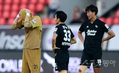 20일 성남 탄천종합운동장에서 열린 ‘현대오일뱅크 K리그 승강 플레이오프 2016’ 2차전 성남 FC와 강원 FC의 경기에서 강원이 1-1 무승부를 거두며 원정 다득점 원칙으로 클래식 승격을 이뤄냈다. 경기 후 성남 선수들이 고개를 떨구고 있다. 탄천 | 김진환 기자 kwangshin00@donga.com