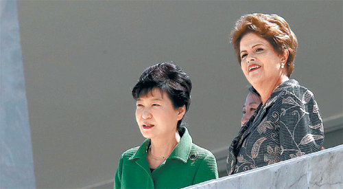 지난해 4월 24일 브라질을 방문한 박근혜 대통령이 정상회담에 앞서 브라질 대통령궁광장에서 지우마 호세프 대통령(오른쪽)과 공식 환영행사에 참석한 모습. 청와대사진기자단