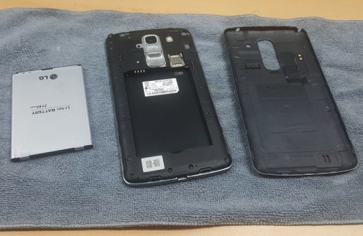 배터리 및 유심 등을 제거하고 자연 건조를 하는 것이 좋다(출처=IT동아)