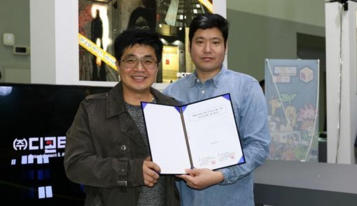 계약 체결중인 이형근 대표와 Ken 황 대표(출처=게임동아)