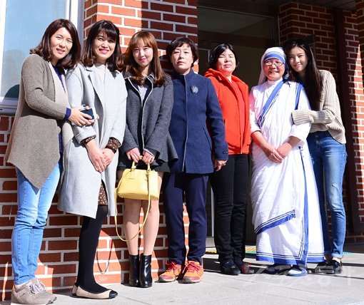 이선빈(맨 오른쪽)이 인천 서구의 한 독거노인 시설에서 봉사활동을 마치고 미술수업을 담당하는 송윤경(왼쪽에서 두 번째)씨 등 자원봉사자들과 짧은 시간의 인연을 사진으로 남겼다. 김진환 기자 kwangshin00@donga.com