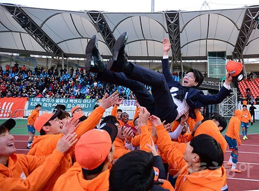 강원FC 조태룡 사장은 “내년 시즌 클래식 상위 스플릿 진입을 넘어 2018년 아시아축구연맹(AFC) 챔피언스리그 진출을 목표로 하겠다”고 다짐했다. 20일 탄천종합운동장에서 벌어진 승강 PO 2차전에서 성남FC를 제치고 승격에 성공한 강원 선수단이 조 사장을 헹가래치고 있다. 성남 ｜ 김진환 기자 kwangshin00@donga.com