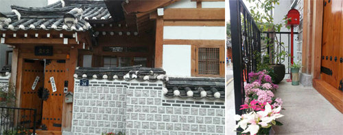 신달자 시인이 사는 서울 종로구 북촌로의 한옥. 신 씨는 자신의 한옥 앞을 지나는 이를 위해 대문 앞에 작은 꽃을 놔둔다.