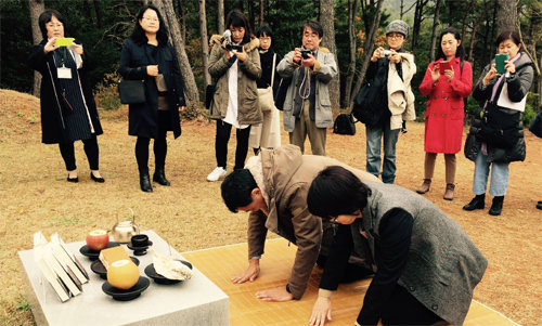 21일 경남 통영의 박경리 선생 묘소를 찾은 일본의 ‘토지 독서단’ 회원들. 쿠온출판사 제공