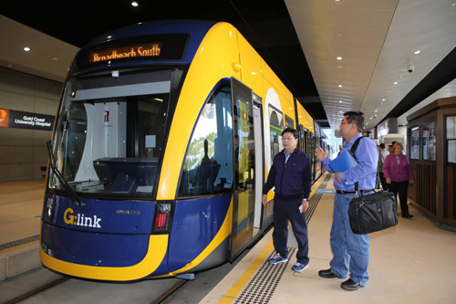 권선택 대전시장(가운데)이 올 4월 독일 드레스덴 시를 방문해 현지에서 운행 중인 도심 노면전차인 트램을 시승하고 있다. 대전시 제공