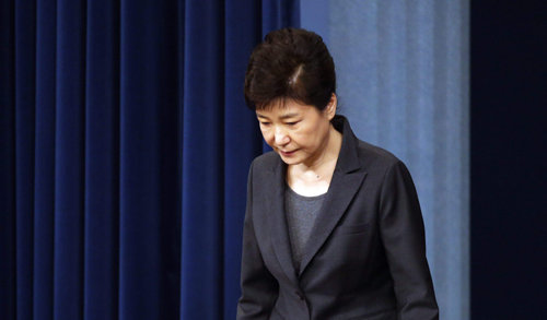 ‘비선 실세’ 최순실의 농단 사태와 관련해 대국민 사과를 하는 박근혜 대통령.