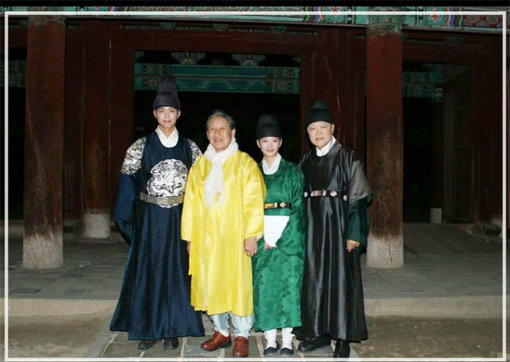 효명세자를 연기했던 박보검(맨 왼쪽)과 조선의 마지막 황손 이석(왼쪽에서 두 번째)의 특별한 만남이 눈길을 끈다. 사진제공｜황실문화재단