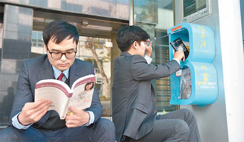 강원 춘천시 중앙로 한국은행 강원본부 앞 버스 정류장에서 시민들이 책을 읽고 있다. 춘천 도심의 73곳의 버스 정류장이 ‘책방 정류장’으로 운영되고 있다. 책읽기운동본부 제공