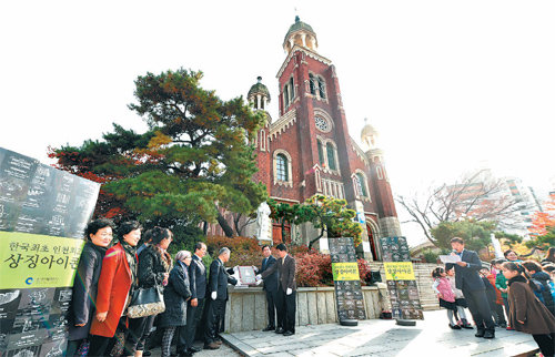 한국 최초 또는 인천 최고라는 역사성을 띤 100곳에 독특한 문양과 글을 새긴 안내판이 설치되고 있다. 1차로 설치된 18곳 중 하나인 인천 답동성당에서 16일 현판식이 열렸다. 인천시 제공