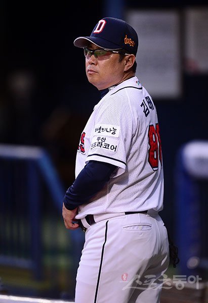 두산 김태형 감독이 23일 일본 미야자키행 비행기에 몸을 실었다. 김 감독은 11일부터 진행되고 있는 마무리캠프를 6일간 직접 둘러보며 앞으로 팀을 이끌 ‘미래전력’을 눈으로 확인할 예정이다. 스포츠동아DB