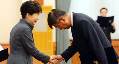 崔수석, 임명장 받은지 나흘만에 사의 18일 청와대에서 열린 임명장 수여식에서 박근혜 대통령이 최재경 대통령민정수석비서관(오른쪽)과 악수하고 있다. 그러나 최 수석은 임명장을 받은 지 나흘 만인 22일 사의를 표해 그 배경에 관심이 쏠리고 있다. 청와대사진기자단