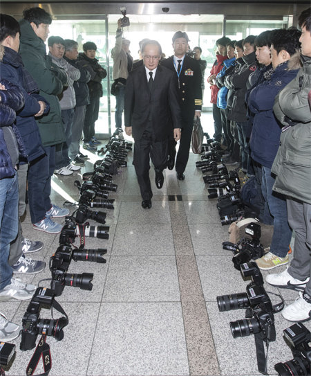 사진기자들, 한일정보협정 서명식 비공개에 카메라 내려놓고 항의 한일 군사비밀정보보호협정(GSOMIA) 
서명식이 이뤄진 23일 협정안에 서명하기 위해 국방부 청사로 들어오는 나가미네 야스마사 주한 일본대사 옆으로 국내 언론사 
사진기자들이 카메라를 바닥에 내려놓은 채 두 줄로 서 있다. 국방부가 이날 “한일 간 합의사항”이라며 협정 서명식 현장을 
비공개하겠다고 통보하자 사진기자들은 “역사적인 서명식을 밀실에서 진행하는 건 말이 안 된다”며 강하게 항의한 것이다. 공개 요청이
 끝내 받아들여지지 않자 사진기자들은 항의의 표시로 나가미네 대사가 들어오는 시간에 맞춰 일렬로 서서 침묵시위를 벌였다. 
사진공동취재단