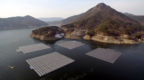 한국수자원공사가 2018년까지 합천댐에 40MW 규모의 수상태양광 시설을 설치한다. 3월 보령댐에 설치된 2000kW급 수상태양광. 한국수자원공사 제공