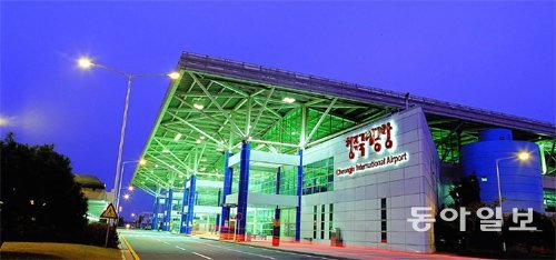 청주국제공항 연간 이용객이 개항 19년 만에 250만 명을 넘어섰다. 공항공사 청주지사는 여객 300만 명 시대를 준비하기 위해 기반시설을 늘리고 국제선도 다변화할 계획이라고 밝혔다. 동아일보DB