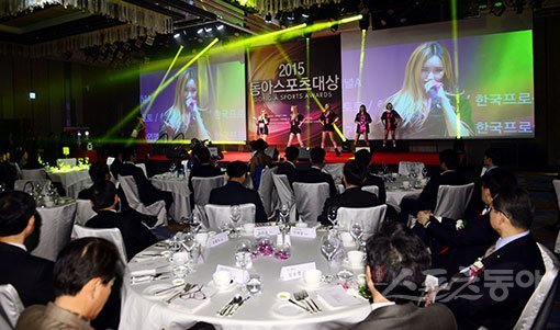 국내 스포츠시상식 가운데 최고 권위를 자랑하는 ‘CMS와 함께하는 2016 동아스포츠대상’이 다음달 6일 열린다. 동료선수들이 직접 ‘올해의 선수’를 선정하는 만큼 공정성과 권위는 동아스포츠대상만이 자부하는 특별함이다. 지난해 열린 시상식 모습. 스포츠동아DB