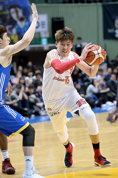 SK 신인 최준용은 23일 잠실체육관에서 벌어진 ‘2016~2017 KCC 프로농구’ 삼성과의 원정경기에서 25점·12리바운드를 기록했다. 그의 프로 데뷔 후 한 경기 최다득점이었다. 사진제공 ｜ KBL