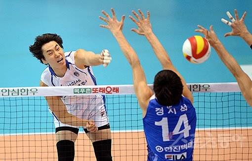 삼성화재의 실낱같은 희망인 박철우(왼쪽)의 복귀가 임박했다. 공익근무요원으로 복무 중인 박철우가 27일 소집해제된다. 다음달부터 팀에 합류할 수 있다는 뜻이다. 그러나 그의 복귀가 반등으로 이어질지는 미지수다. 스포츠동아DB