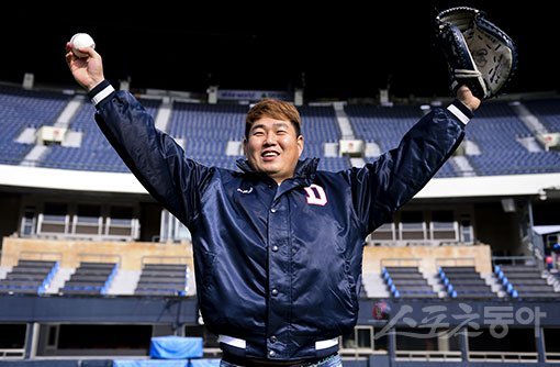 두산 양의지가 잠시 겨울잠을 깨고 나와 카메라 앞에 섰다. 수줍게 포즈를 취한 그는 2016 한국시리즈 우승 뒷이야기와 함께 그의 진짜 속마음을 내비쳤다. 김진환 기자 kwangshin00@donga.com