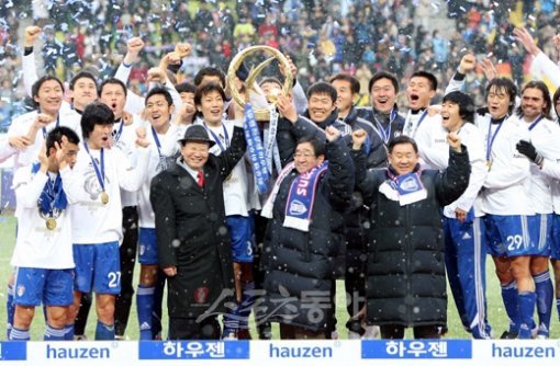 2008년 당시 챔피언결정전에서 서울을 누르고 우승을 차지한 수원. 스포츠동아DB