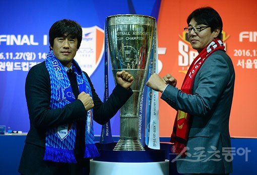 수원삼성 서정원 감독(왼쪽)과 FC서울 황선홍 감독이 24일 서울 신문로 축구회관에서 열린 ‘2016 KEB하나은행 FA컵’ 결승 미디어데이에서 인터뷰를 마친 뒤 우승트로피를 두고 선전을 다짐하고 있다. 김진환 기자 kwangshin00@donga.com