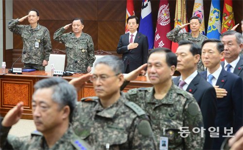 24일 서울 용산구 국방부에서 열린 전군 주요지휘관 회의에서 한민구 국방부 장관(뒷줄 왼쪽에서 세 번째)을 비롯한 참석자들이 국기에 대한 경례를 하고 있다. 사진공동취재단