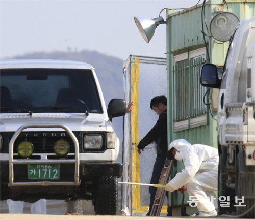 오리농가 출입 차량 방역 고병원성 조류인플루엔자(AI)가 전국적으로 확산되고 있는 가운데 24일 AI가 발생한 전북 김제시 금구면의 한 오리농가 출입구에서 방역당국 관계자들이 출입 차량을 소독하고 있다. 김제=박영철　기자　skyblue@donga.com