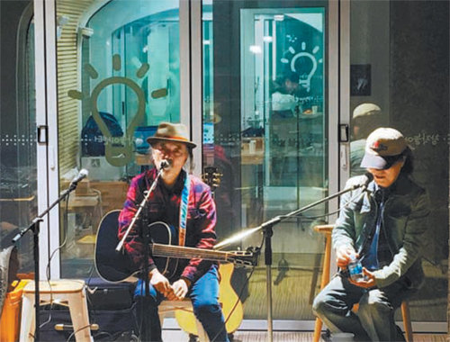 20일 서울 서대문구 신촌동의 ‘창작지원센터’에서 가수 심플맨이 공연을 하고 있다. 서대문구 제공