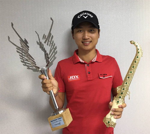2016시즌 유러피안골프투어 신인상 수상자로 결정된 왕정훈이 24일 경기 성남시 자택에서 이번 시즌 받은 트로피 2개를 들어 보이며 기뻐하고 있다. 왕정훈 제공