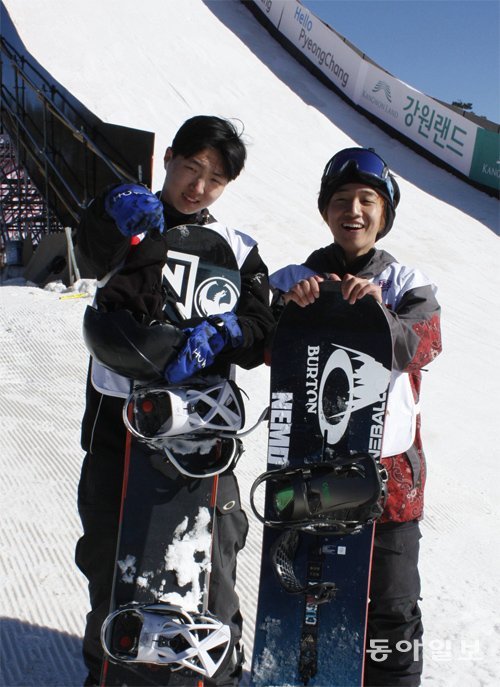 평창 겨울올림픽 스노보드 빅에어 테스트를 하루 앞둔 24일 마지막 공식훈련을 마친 최준하(왼쪽)와 이민식이 알펜시아 스키점프 센터 빅에어 경기장에서 ‘스왜그(swag)’ 넘치는 포즈를 취했다. 평창=임보미 기자 bom@donga.com