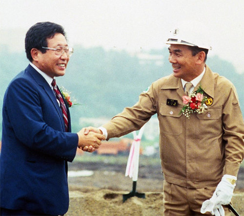 1985년 8월 17일 포스텍 착공식에서 악수하고 있는 박태준 설립이사장(오른쪽)과 김호길 초대 총장. 포스텍 제공