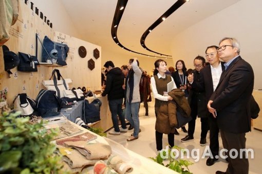 12월 4일까지 DDP 배움터 둘레길에서 열리고 있는 ‘2016 서울 새활용展’.