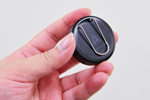 옷이나 가방 끈 등에 걸 수 있는 클립도 있다.(출처=IT동아)