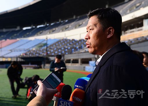 25일 잠실야구장에서 LG트윈스 이병규(9)의 은퇴 기자회견이 열렸다. 이병규가 취재진의 질문에 답변하고 있다. 한편 LG는 이날 오전 보류선수 명단 제출 마감을 하루 앞둔 24일 은퇴 의사를 밝혔다고 공식 발표했다. 잠실 | 김진환 기자 kwangshin00@donga.com