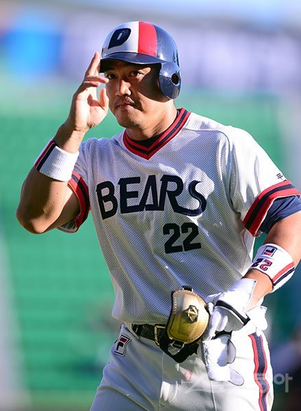 13일 서울 잠실야구장에서 ‘2015 타이어뱅크 KBO 리그’ 두산베어스와 kt위즈 경기가 열렸다. 7회말 1사 1,2루 두산 홍성흔이 역전 1타점 중전 안타를 치고 대주자와 교체되며 세리머니를 하고 있다. 스포츠동아DB