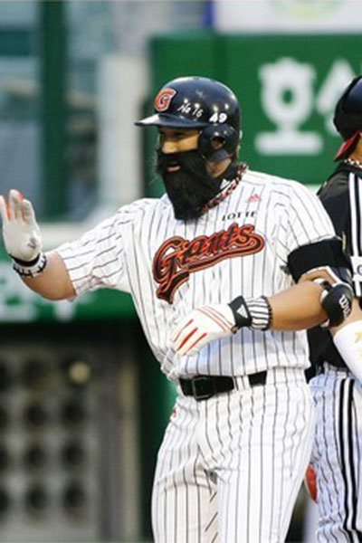 2010년 올스타전 당시 수염 분장을 보여준 홍성흔. 사진제공｜롯데 자이언츠