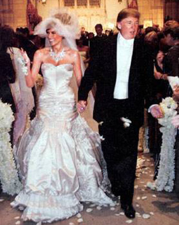 10만 달러짜리 디오르 드레스를 입고 24세 연상의 도널드 트럼프와 결혼식을 올리는 멜라니아 트럼프. 사진 출처 셀러브리티브라이드가이드