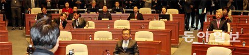 친박, 탄핵 논의조차 거부… 67명만 참석 ‘반쪽 의총’