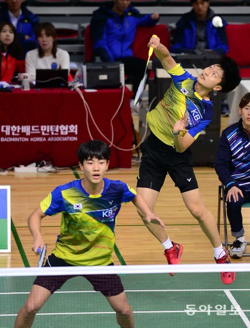 2016 요넥스 코리아주니어오픈 국제배드민턴선수권대회가 21~27일 경남 밀양배드민턴경기장에서 열린다. 26일 U-19 남자 복식 4강전에서  한국 강민혁-김원호(오른쪽) 조가 스매싱 공격을 하고 있다. 밀양 | 김종원기자 won@donga.com
