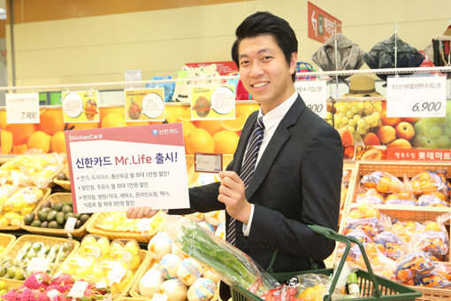 카드업계의 ‘1인 솔로족’을 위한 상품 출시가 한창이다. 신한카드 모델이 ‘미스터 라이프’ 카드를 소개하고 있다. 사진제공｜신한카드