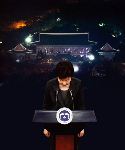 11월 4일 박근혜 대통령이 청와대 브리핑룸에서 
대국민사과문을 발표하며 고개 숙여 사과하고 있다.