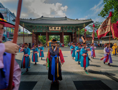 ‘서울관광 사진전’에 전시되는 서울 중구 대한문의 수문장 교대식 사진. 서울시 제공