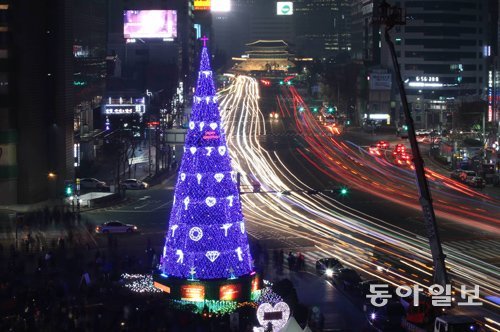 서울광장 ‘성탄 트리’ 불 밝혀