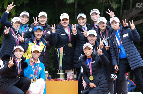 미국여자프로골프(LPGA)팀 선수들이 27일 부산 동래베네스트골프장에서 막을 내린 챔피언스트로피 박인비 인비테이셔널에서 한국여자프로골프(KLPGA)팀에 역전승을 거두며 2년 연속 정상에 오른 뒤 기념 촬영을 하고 있다. KLPGA 제공