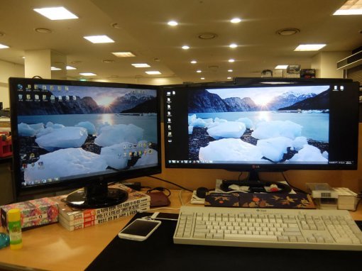 다중 디스플레이를 사용하는 모습(출처=IT동아)