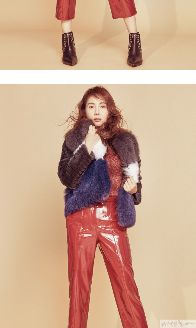 레드 시퀸 니트 톱 페이우.
페이던트 팬츠 오즈세컨.
컬러블록 퍼 재킷 엘페.
스터드 디테일 부티힐 소니아리키엘.