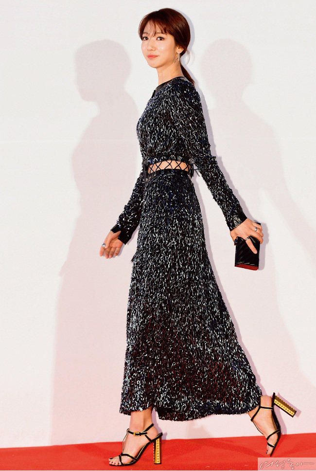 2016 아시아 아티스트 어워드 레드카펫에서 가장 빛나는 드레스로 주목받은 박신혜. 그녀가 선택한 룩은 샤넬의 이번 F/W 시즌 반짝이는 모슬린 소재가 돋보이는 블랙 롱 드레스.