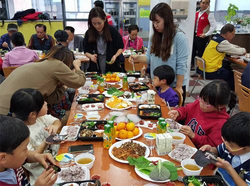 지난해 10월 인천 삼산점의 ‘사랑의 도시락 나눔’ 행사.