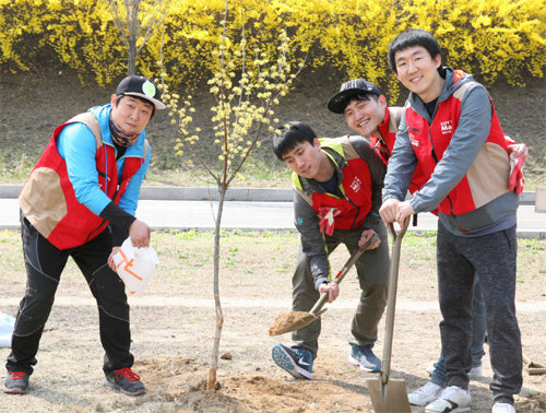서울 잠실지역 9개 점포 샤롯데 봉사단의 4월 나무심기 활동.