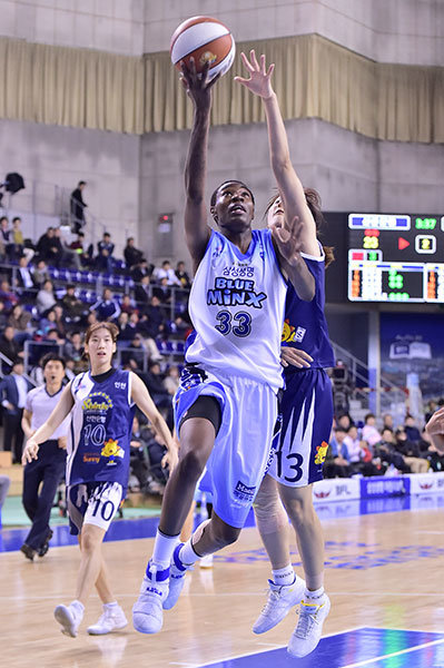 삼성생명 나타샤 하워드(33번)가 28일 용인체육관에서 벌어진 신한은행과의 홈경기 도중 김단비의 수비를 뚫고 골밑 슛을 시도하고 있다. 사진제공 ｜ WKBL
